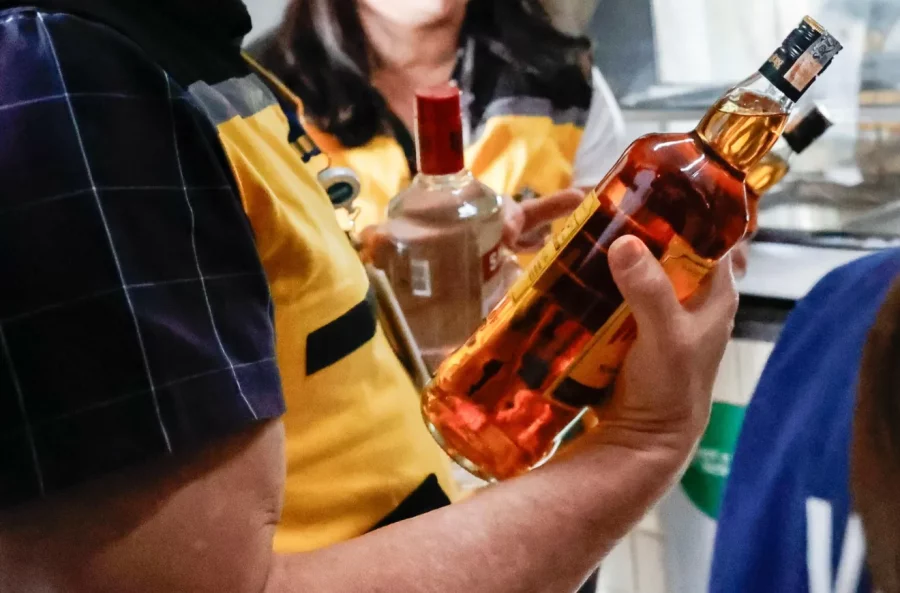 Opera&ccedil;&atilde;o revela f&aacute;brica que usava etanol de posto em bebidas vendidas a bares