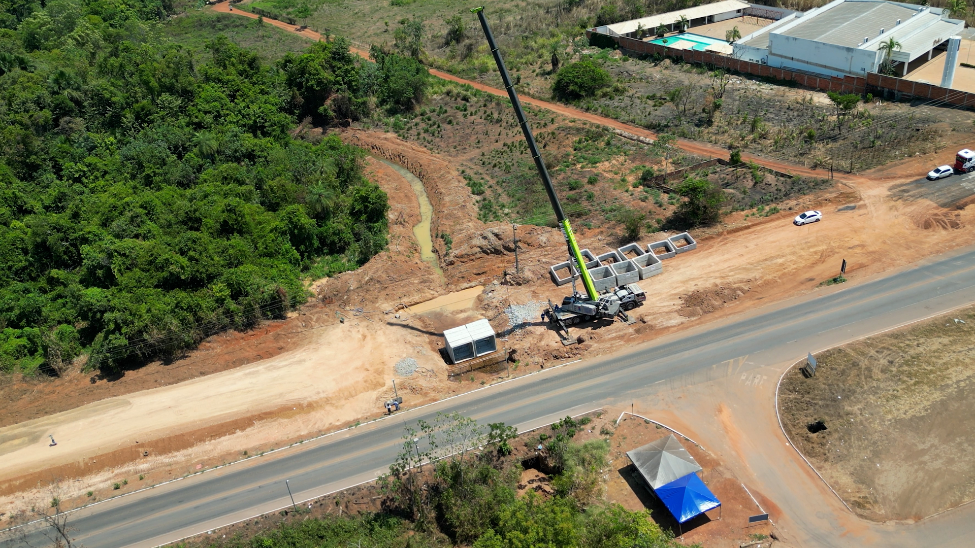 Implanta&ccedil;&atilde;o da pavimenta&ccedil;&atilde;o asf&aacute;ltica na Avenida Marginal Sul em Luzimangues avan&ccedil;a para nova etapa