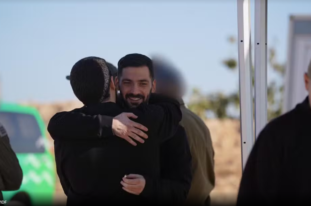 Hamas liberta 20 ref&eacute;ns ap&oacute;s mais de dois anos em cativeiro na Faixa de Gaza