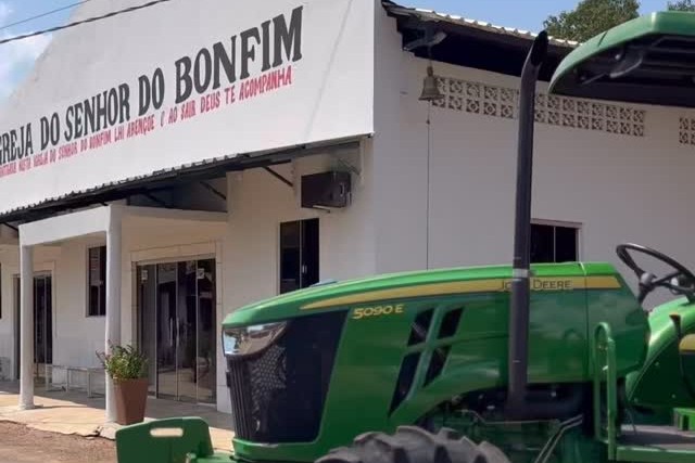 Prefeitura de Araguacema entrega trator com grade ao distrito de Senhor do Bonfim para fortalecer a produ&ccedil;&atilde;o rural
