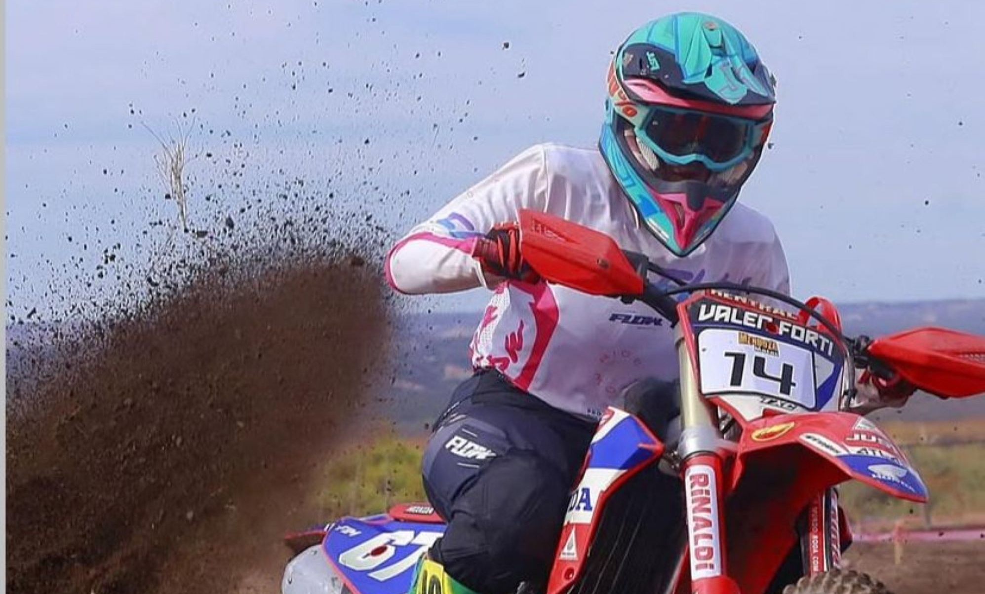 L&iacute;der no Latino-Americano de Enduro, Valentina Forti defende a Rinaldi na rodada final, no fim de semana, em Patroc&iacute;nio (MG)