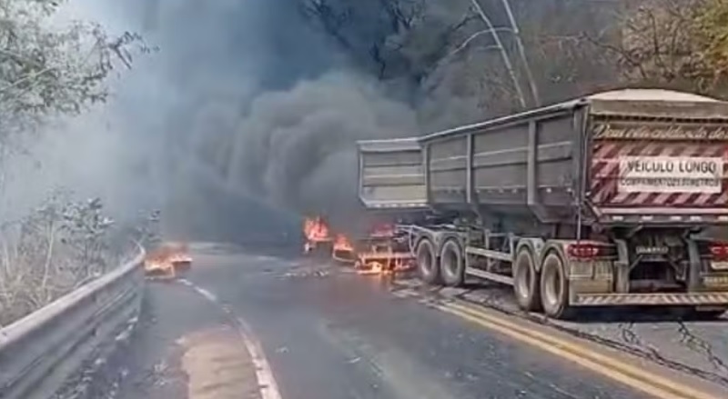 Trag&eacute;dia na BR-222: colis&atilde;o de caminh&otilde;es causa explos&atilde;o e deixa um morto