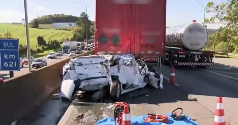 Tr&ecirc;s morrem e dois ficam feridos ap&oacute;s ve&iacute;culo ser esmagado por caminh&atilde;o na BR-376