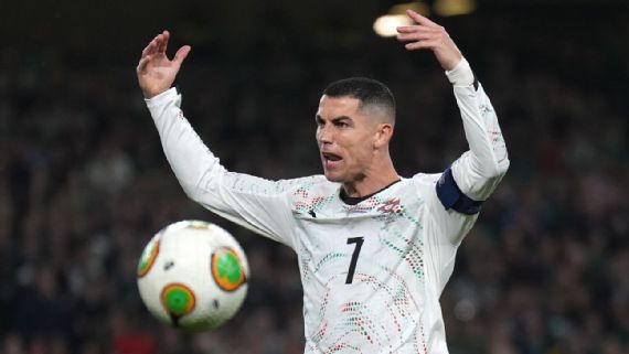 Cristiano Ronaldo expulso em jogo tenso contra a Irlanda&nbsp;