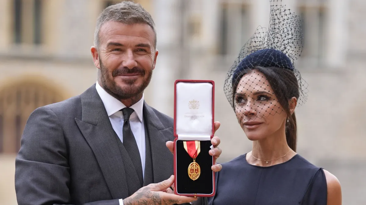 David Beckham &eacute; condecorado cavaleiro pelo Rei Charles no Castelo de Windsor