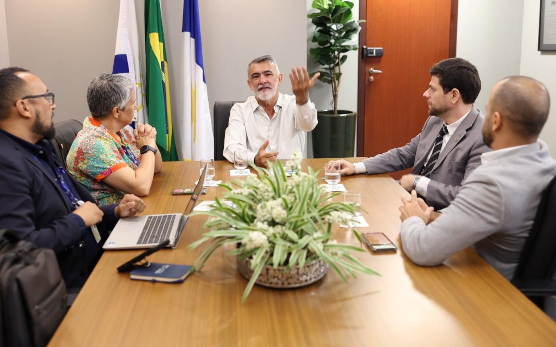 Am&eacute;lio Cayres discute amplia&ccedil;&atilde;o da telefonia m&oacute;vel em reuni&atilde;o com representantes da Anatel