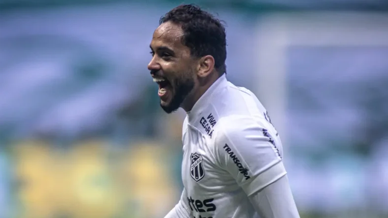 Presente em 90% dos jogos do Cear&aacute;, Louren&ccedil;o completa 50 partidas na temporada em triunfo hist&oacute;rico sobre o Corinthians