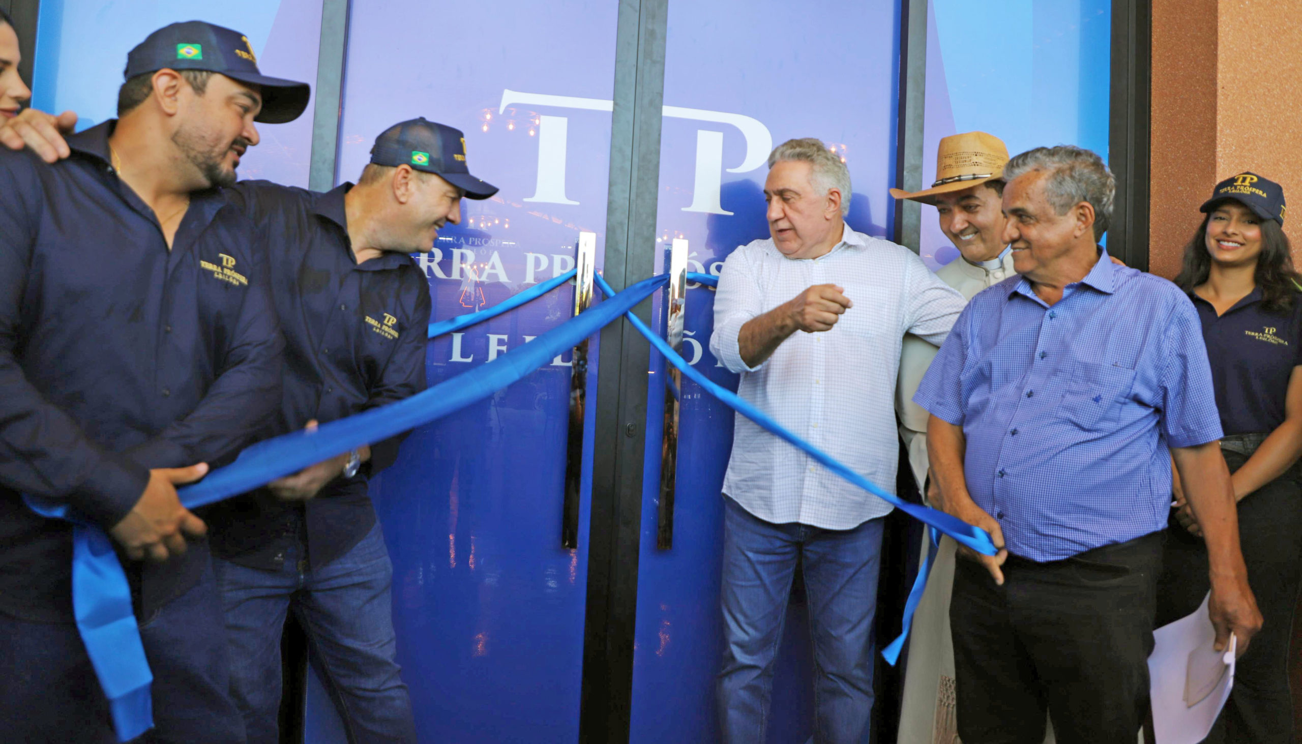 Governador do Tocantins participa da inaugura&ccedil;&atilde;o de tatersal de leil&otilde;es no Sindicato Rural de Palmas e refor&ccedil;a o agroneg&oacute;cio