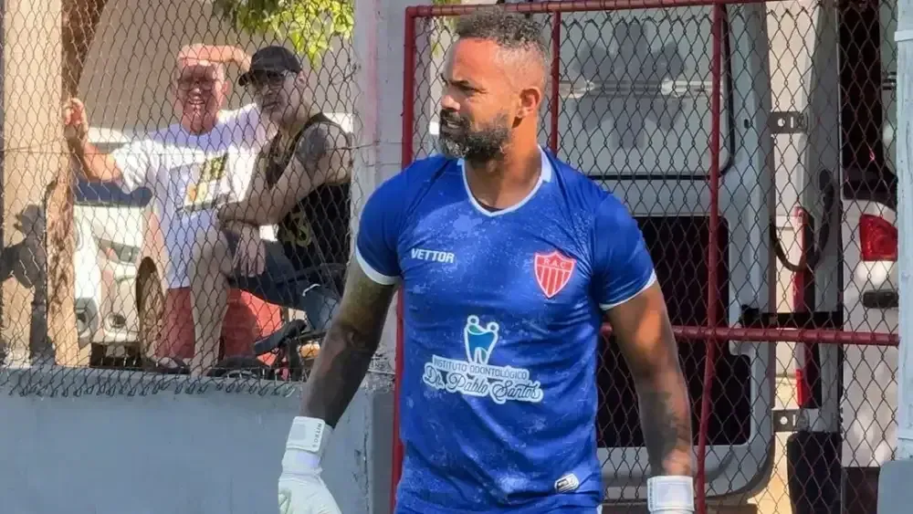 Goleiro Bruno negocia retorno ao futebol e pode disputar campeonato estadual em 2026