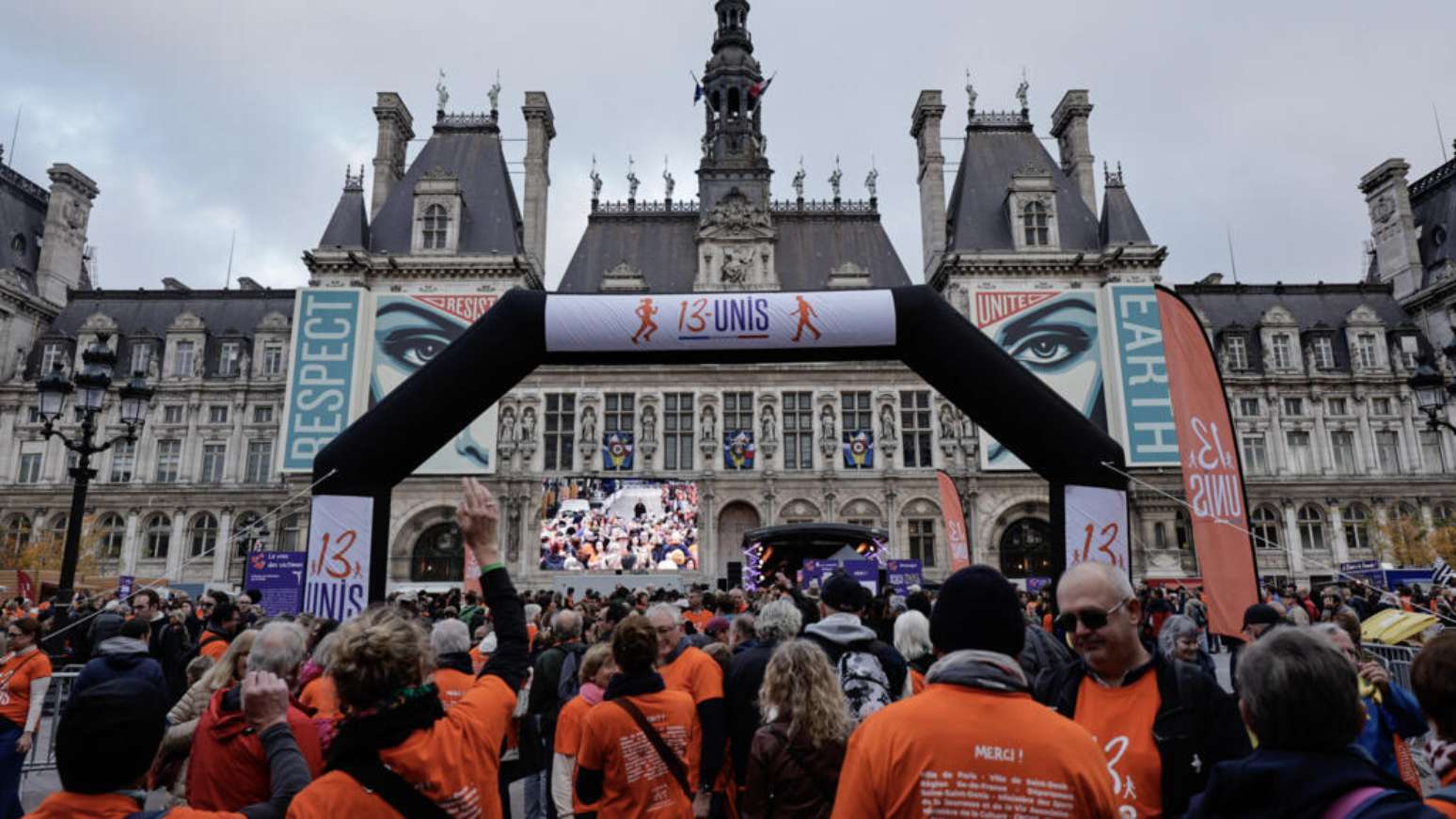 Fran&ccedil;a marca 10 anos dos atentados de Paris com homenagens emocionantes e reflex&atilde;o sobre trauma, mem&oacute;ria e justi&ccedil;a