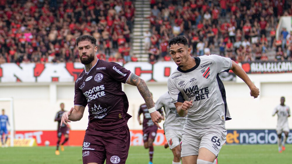 Athletico-PR marca no fim, vira sobre a Ferrovi&aacute;ria e fica a um passo da S&eacute;rie A