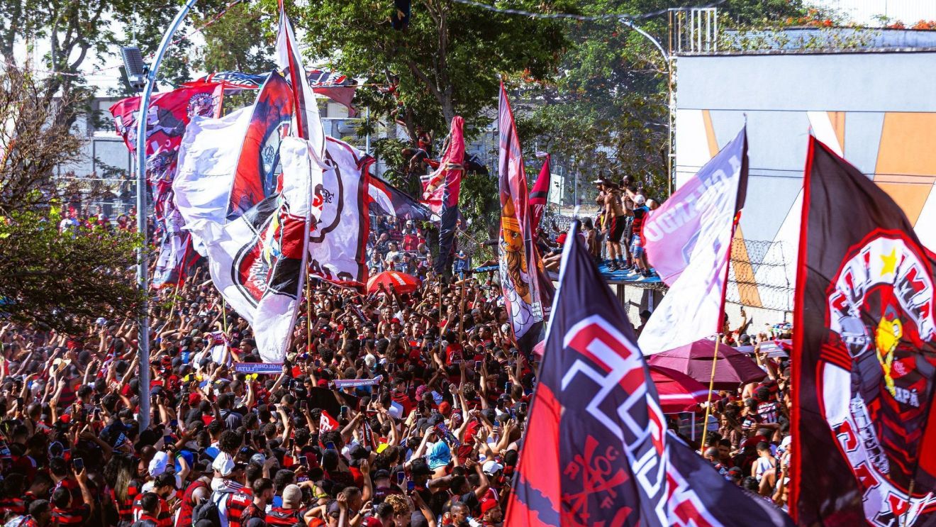 AO VIVO: &Eacute; tetra! Assista &agrave; festa da torcida para receber os jogadores do Flamengo