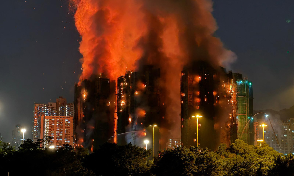 Treze pessoas s&atilde;o detidas por inc&ecirc;ndio que deixou mais de 150 mortos em Hong Kong