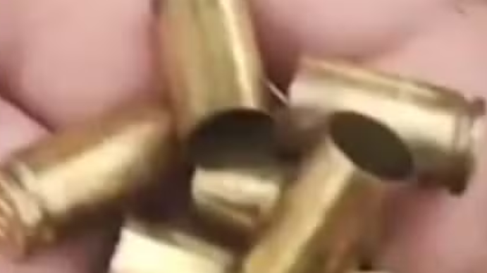 Homem &eacute; preso com submetralhadora caseira ap&oacute;s trocar tiros com a PM em Cariacica (ES)