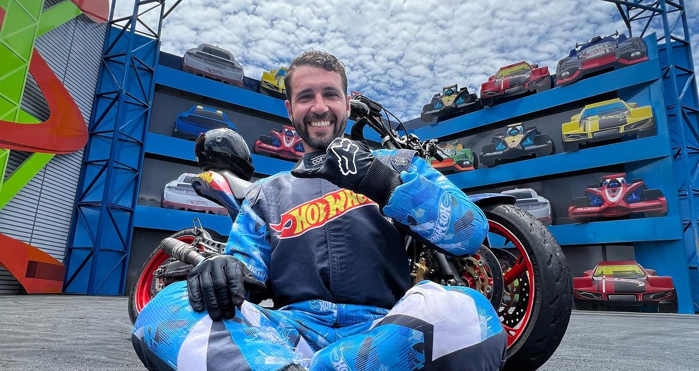 Beto Carrero World reabre Hot Wheels Epic Show com homenagem a piloto Lurrique Ferrari