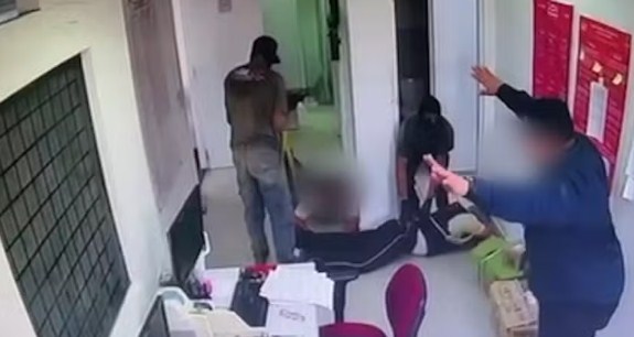Tr&ecirc;s homens armados invadem ag&ecirc;ncia do Bradesco em Arari e fogem com sacos de dinheiro