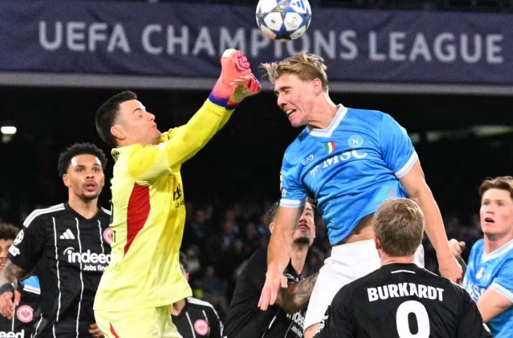 Napoli trope&ccedil;a em casa diante do Frankfurt e v&ecirc; G8 da Champions mais distante