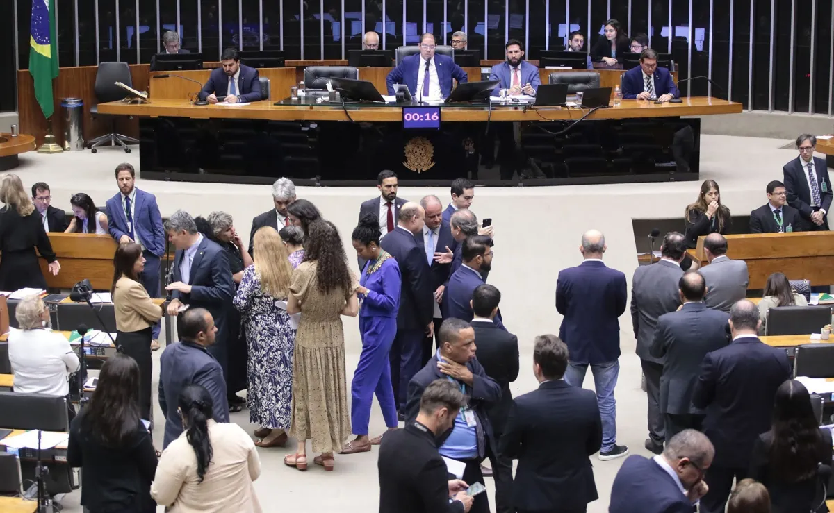 &ldquo;Vit&oacute;ria da vida&rdquo; ou &ldquo;crian&ccedil;a n&atilde;o &eacute; m&atilde;e&rdquo;: projeto sobre aborto gera debate pol&iacute;tico