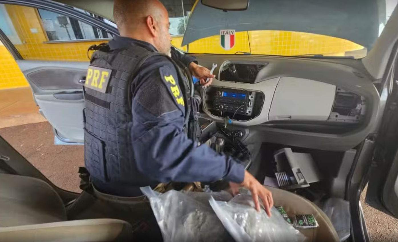 Policial militar &eacute; preso pela PRF transportando 20 kg de drogas no Paran&aacute;