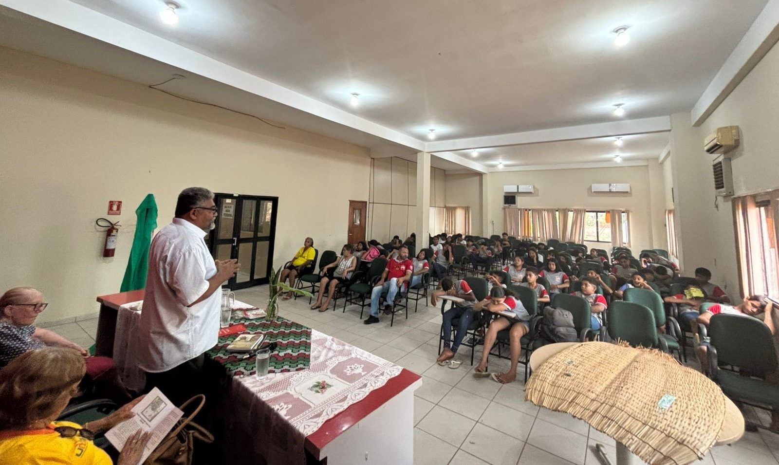 Roda de conversa com o escritor Jos&eacute; Benilson movimenta o Centro Educacional CEFYA Frei Ant&ocirc;nio, em Tocant&iacute;nia