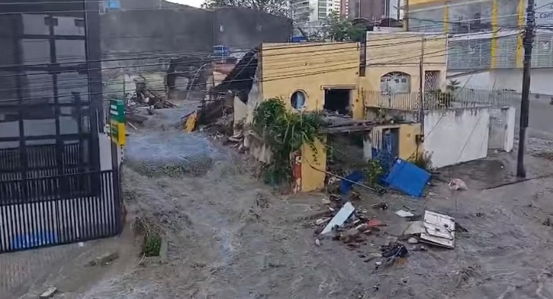 Imagens impactantes registram rompimento de reservat&oacute;rio em Campina Grande