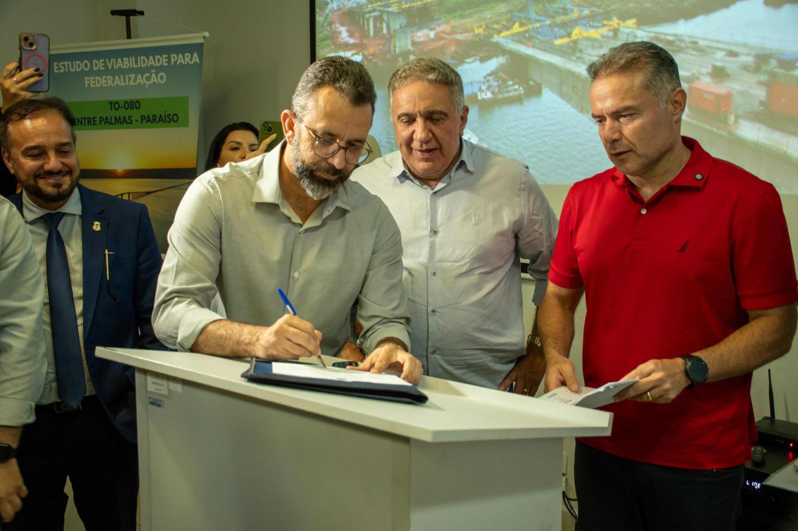 Vice-prefeito de Para&iacute;so, Ubiratan Carvalho, participa de cerim&ocirc;nia com o ministro dos Transportes que autoriza estudos para federaliza&ccedil;&atilde;o da TO-080