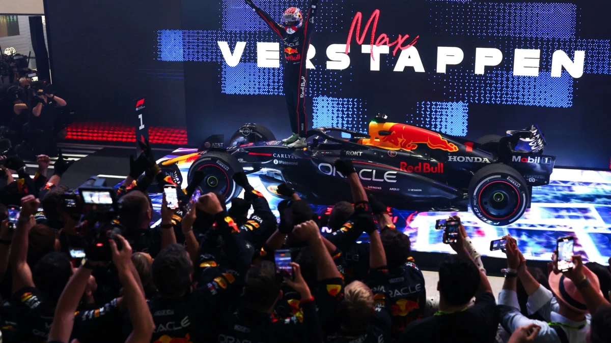 Verstappen vence e encosta em Norris ap&oacute;s estrat&eacute;gia pol&ecirc;mica da McLaren