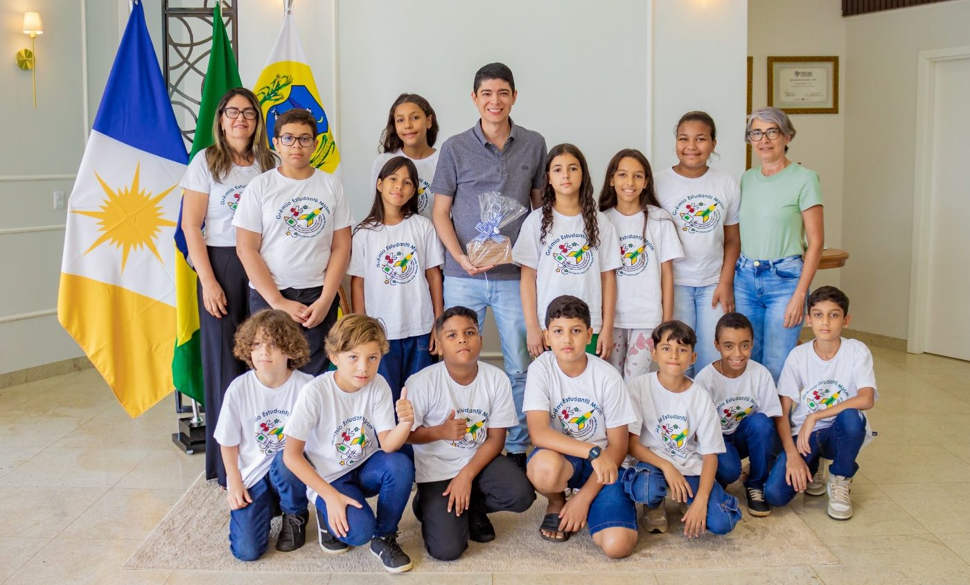 Gr&ecirc;mio Estudantil Mirim da Escola Irm&atilde; Julita visita gabinete do prefeito de Para&iacute;so do Tocantins