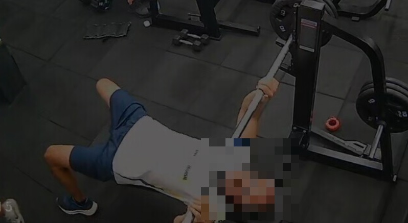 Imagens fortes: homem morre ap&oacute;s barra de supino cair sobre o peito em academia