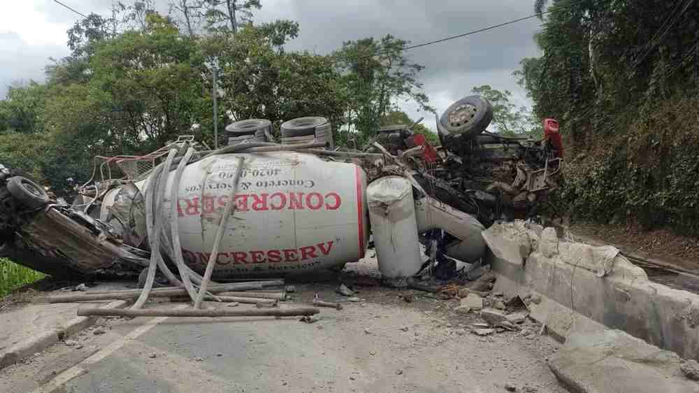 Betoneira tomba sobre carro e mata duas pessoas em Itapecerica da Serra SP