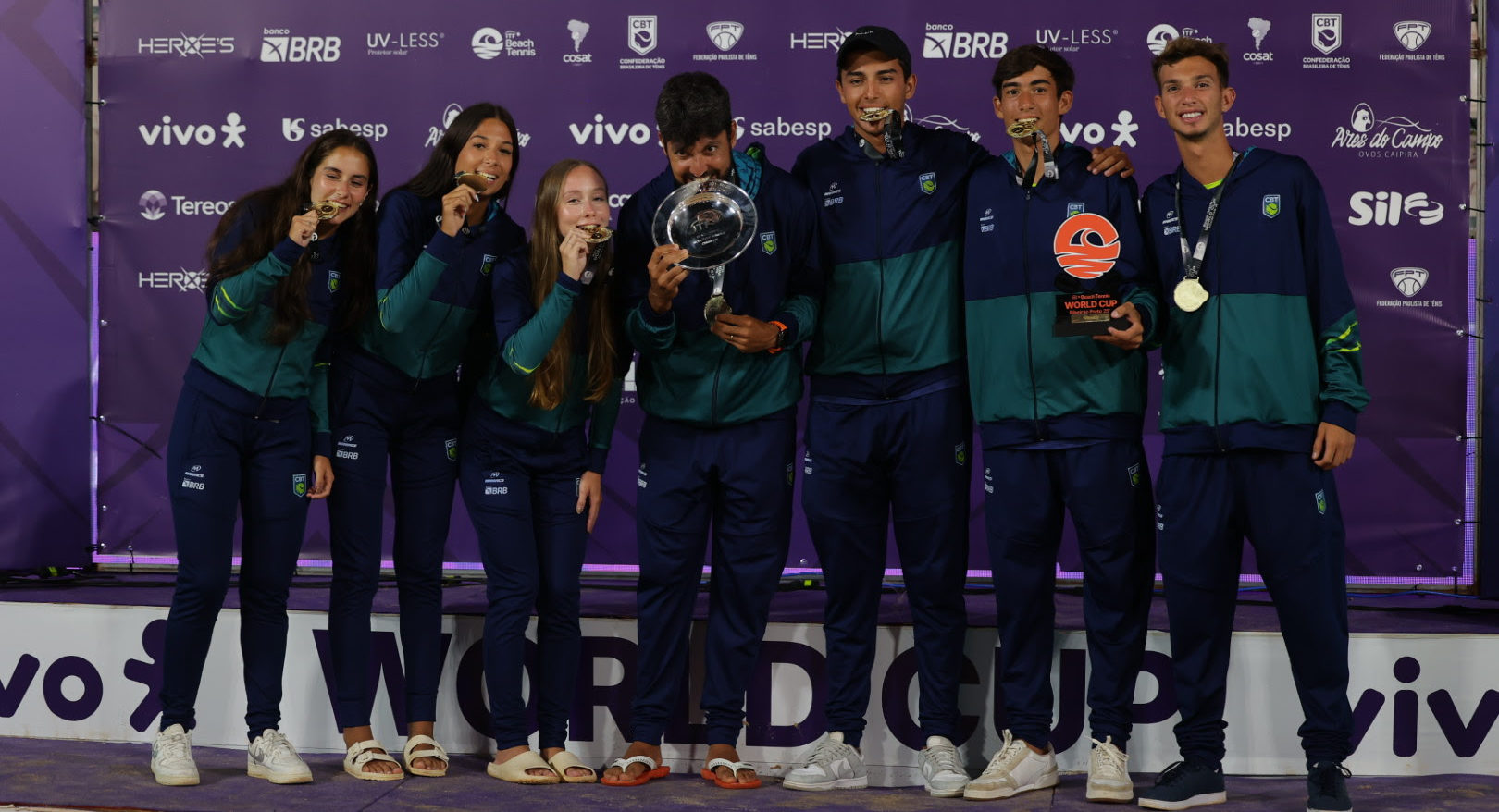 Catarinenses Beatriz Val&eacute;rio e Sofia Esp&iacute;ndola e Caio Gazoli, de Americana (SP), conquistam o t&iacute;tulo da Copa do Mundo juvenil de Beach Tennis
