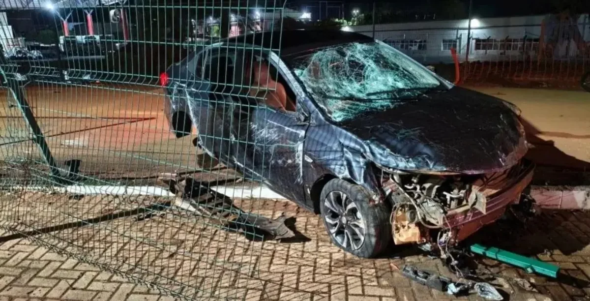 Carro capota e invade col&eacute;gio em An&aacute;polis; ocupantes fugiram