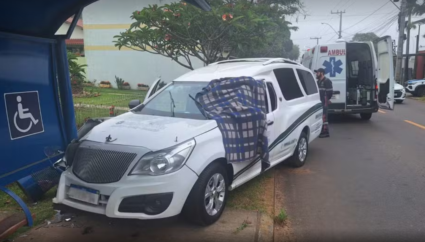 Motorista de carro funer&aacute;rio morre ap&oacute;s colidir contra parada de &ocirc;nibus no RS