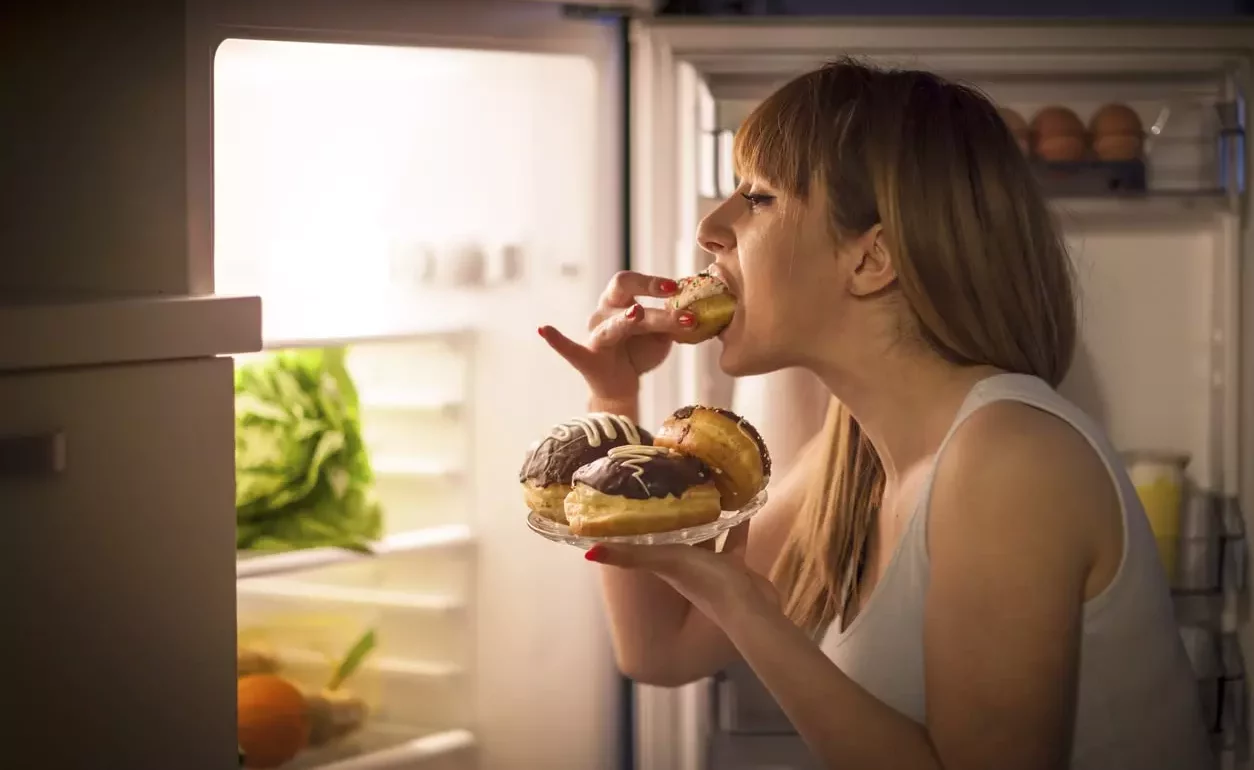 Por que sentimos mais fome &agrave; noite? Ci&ecirc;ncia explica o motivo
