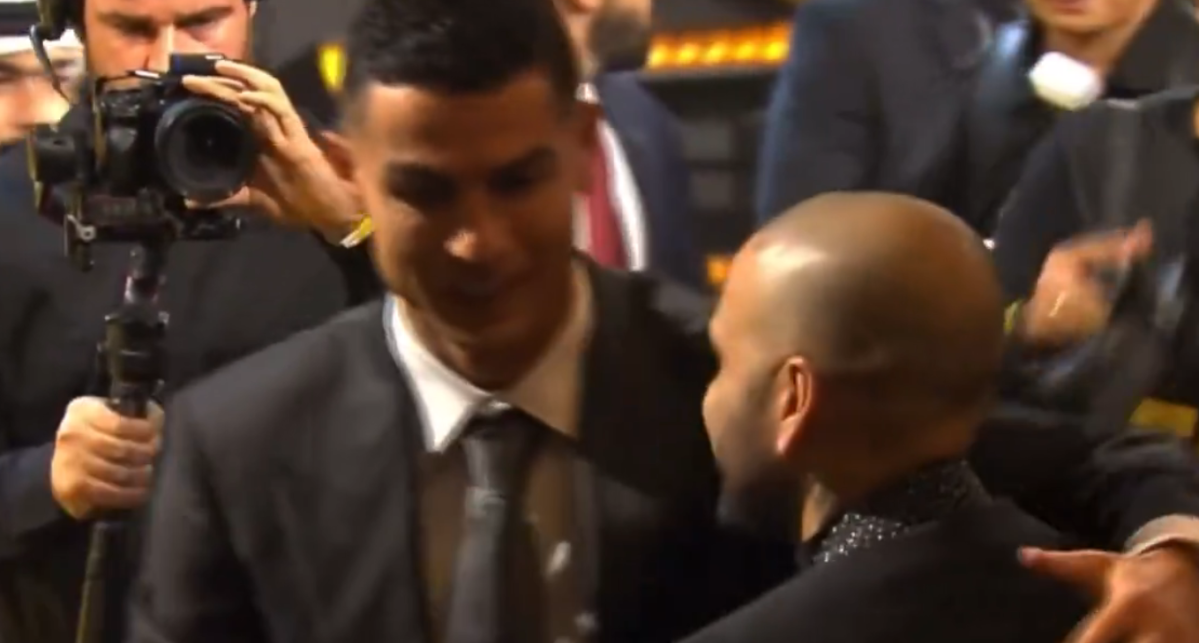 Ap&oacute;s absolvi&ccedil;&atilde;o, Daniel Alves marca presen&ccedil;a no Globe Soccer Awards