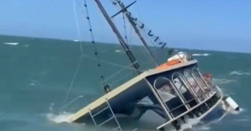 Escuna naufraga pr&oacute;ximo &agrave; Praia do Ypo&atilde;, em Laguna SC; cinco ocupantes s&atilde;o resgatados pelos bombeiros