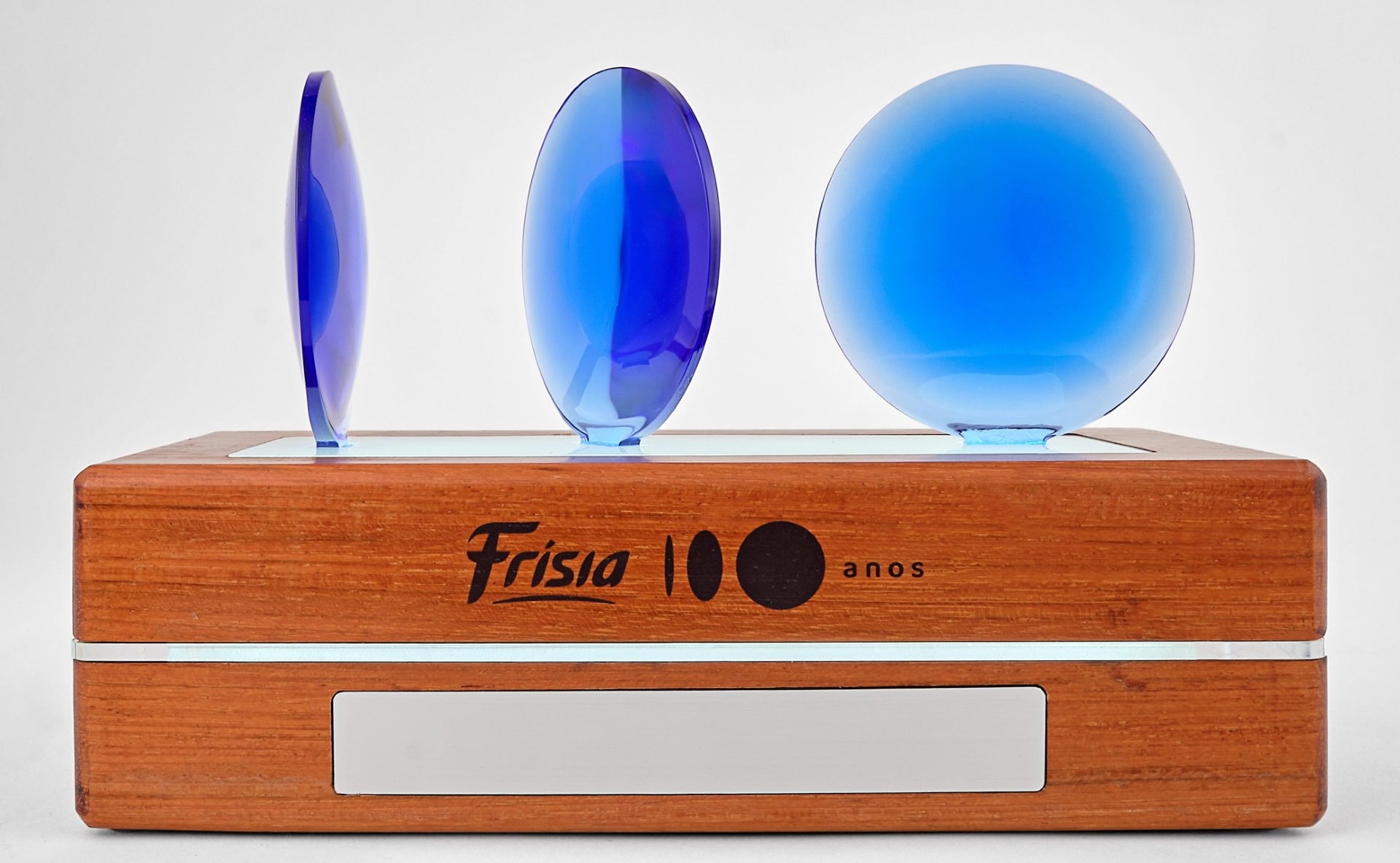 Selo Fr&iacute;sia 100 Anos recebe pr&ecirc;mio internacional de marca