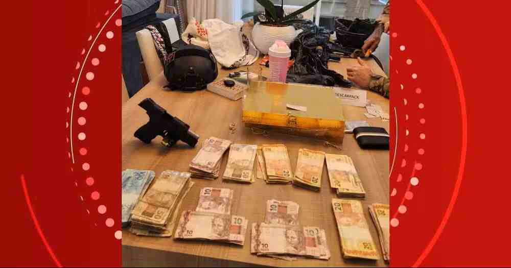 Pol&iacute;cia do Paran&aacute; encontra dinheiro em fundo falso na casa do chefe de quadrilha que abastecia fac&ccedil;&otilde;es com fuzis e drogas em todo o pa&iacute;s