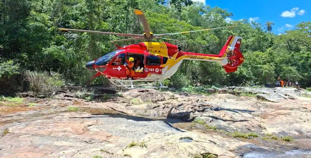 Helic&oacute;ptero dos bombeiros resgata banhista ferido em pedras de cachoeira, em Taquara&ccedil;u de Minas MG