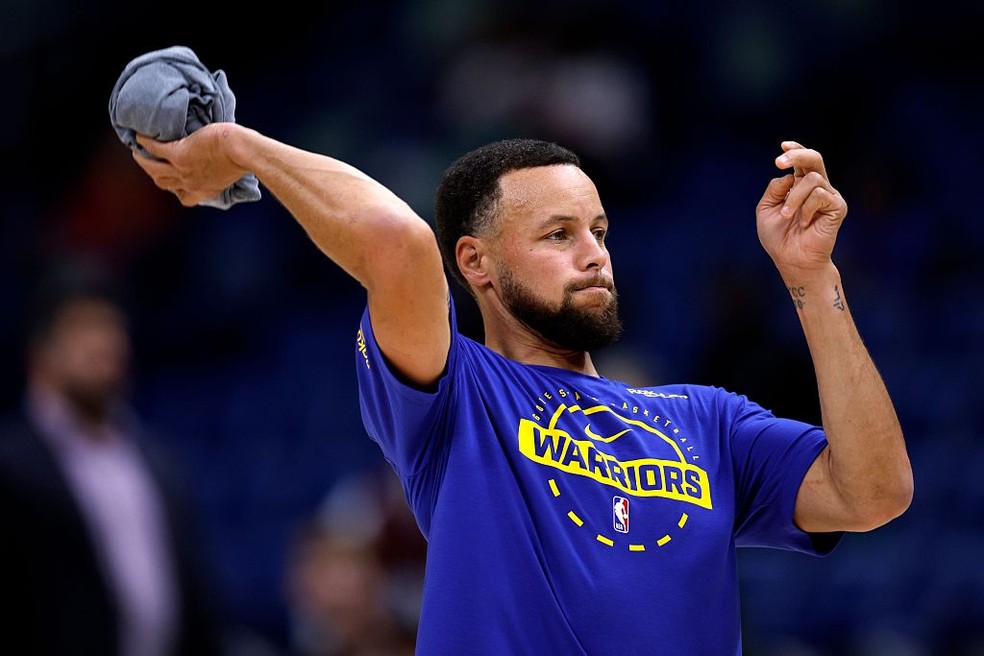 Curry acerta arremesso impressionante de fora da quadra e surpreende f&atilde;s na NBA; veja v&iacute;deo
