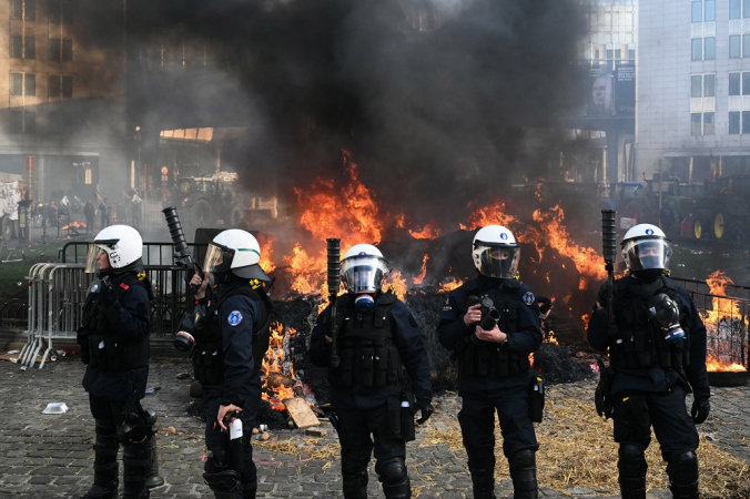 Protesto de agricultores em Bruxelas tem ovos, fogos e confronto com a pol&iacute;cia durante c&uacute;pula UE-Mercosul
