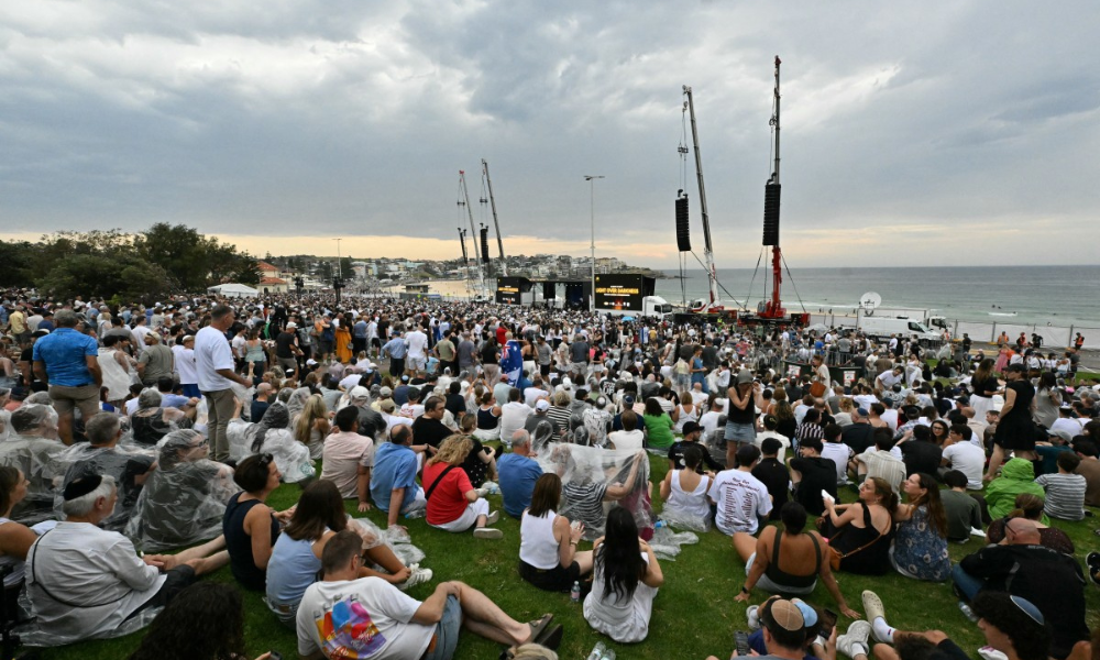 Austr&aacute;lia faz vig&iacute;lia e minuto de sil&ecirc;ncio por v&iacute;timas de ataque em Bondi Beach