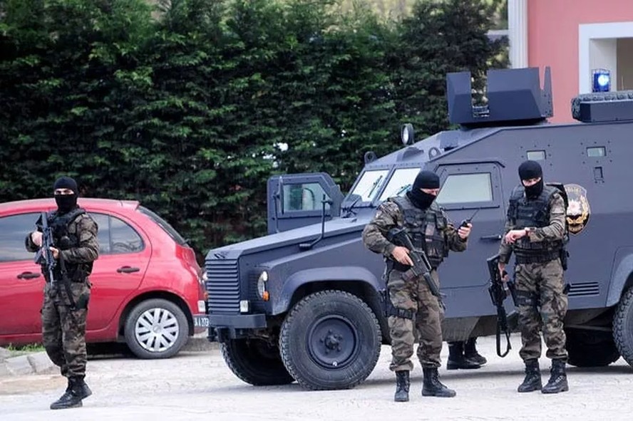 Pol&iacute;cia de Istambul prende mais de 100 suspeitos de liga&ccedil;&atilde;o com o Estado Isl&acirc;mico antes do Natal e Ano Novo