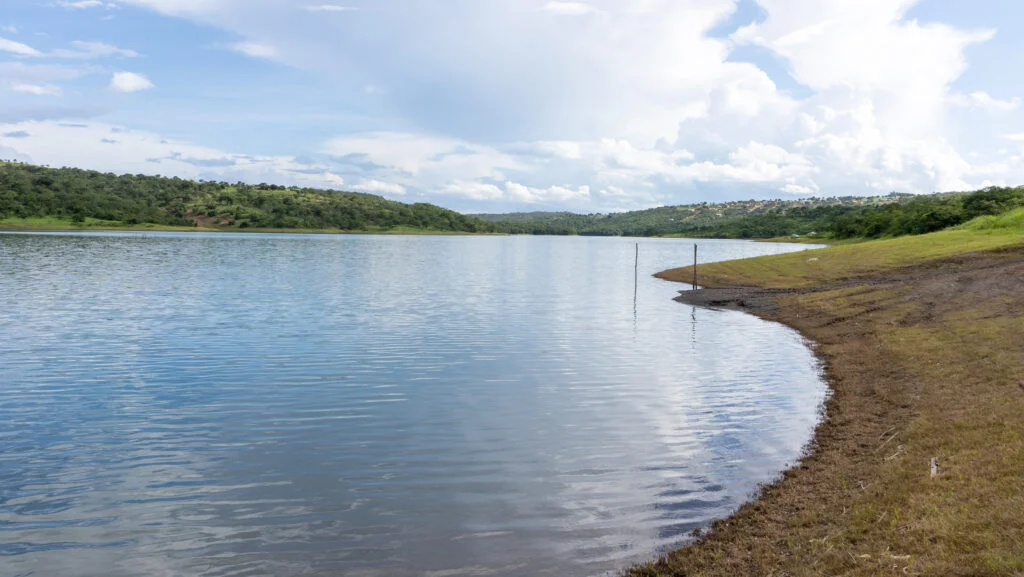 Corpo em avan&ccedil;ado estado de decomposi&ccedil;&atilde;o &eacute; encontrado por pescador no Lago Corumb&aacute;, em Luzi&acirc;nia GO