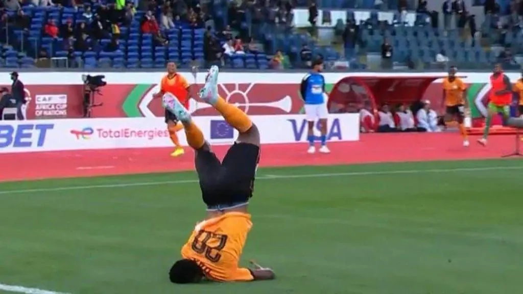 Atacante arrisca mortal, cai de pesco&ccedil;o e assusta na Copa Africana