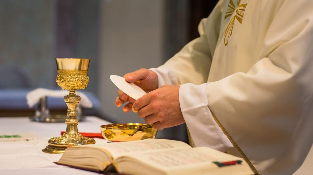 Semin&aacute;rio, promessas e troca de mensagens: o que se sabe sobre o padre condenado por estupro e c&aacute;rcere privado de jovem recrutado para o sacerd&oacute;cio