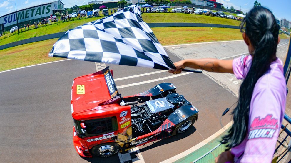 Fim de semana perfeito coroa Diego Collet campe&atilde;o em seu 1&ordm; ano na F&oacute;rmula Truck
