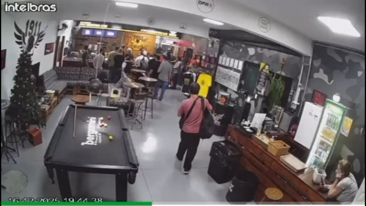 Empres&aacute;rio morre ap&oacute;s tiro acidental disparado por pastor em clube de tiro; veja v&iacute;deo