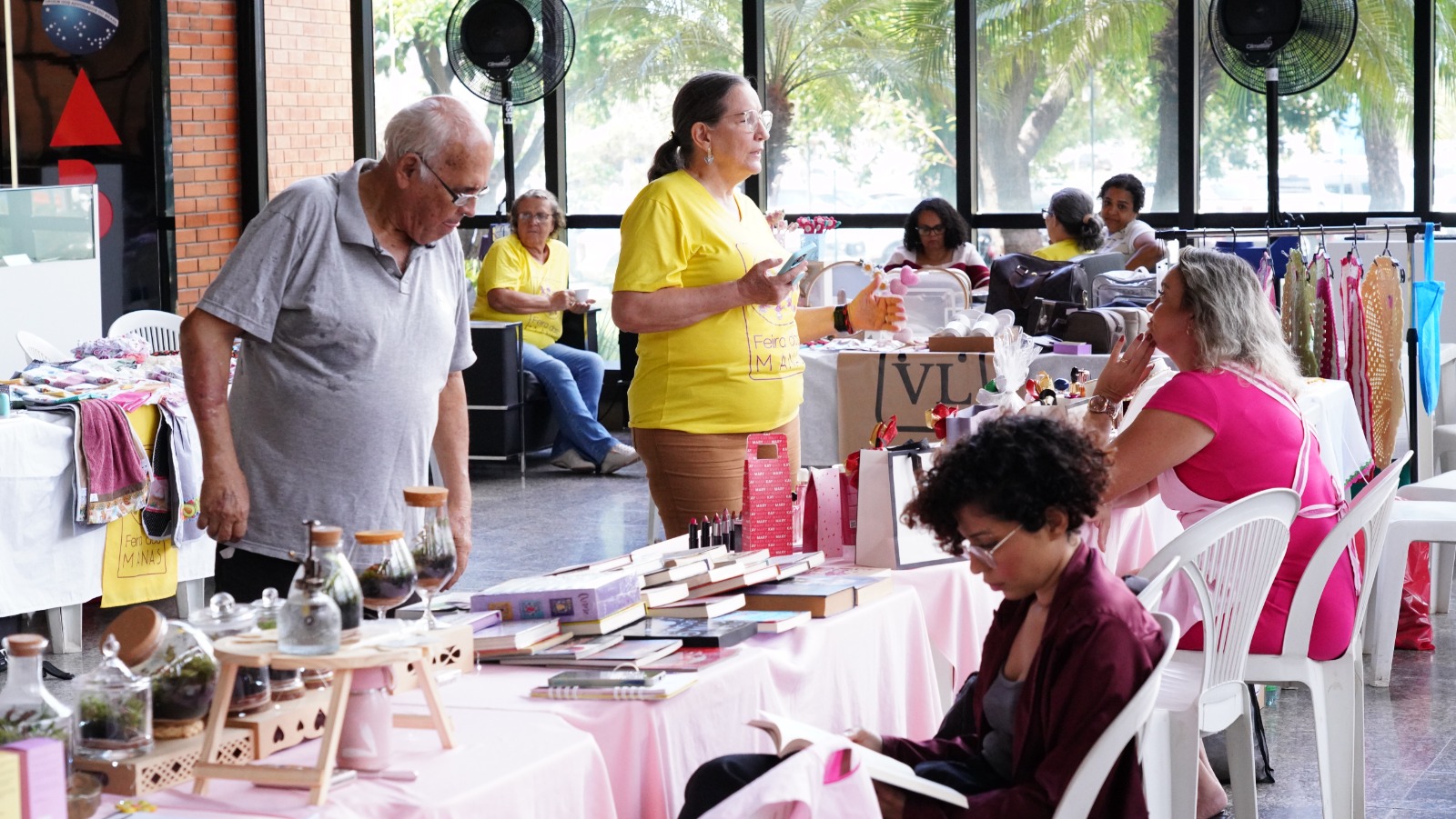 &ldquo;&Eacute; uma ajuda muito valiosa que o TJ vem dando a n&oacute;s, artes&atilde;s, aqui em Palmas&rdquo;, comemorou Jocreamy Maia, participante da Feira Ecosolid&aacute;ria do TJTO