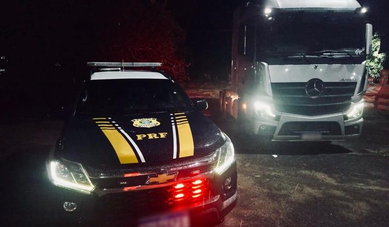 Ve&iacute;culo adulterado com 81 cabe&ccedil;as de gado &eacute; interceptado pela PRF em Guara&iacute; TO